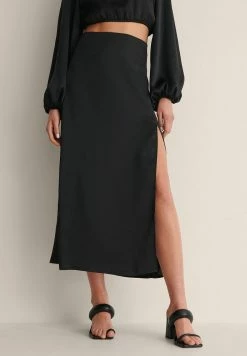 NA-KD HIGH SLIT SATIN SKIRT - Jupe Trapèze - Black
