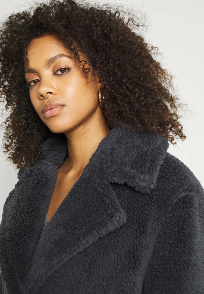 NA-KD TEDDY COAT - Manteau Classique - Dark Blue 4 NA-KD TEDDY COAT - Manteau Classique - Dark Blue – Image 4