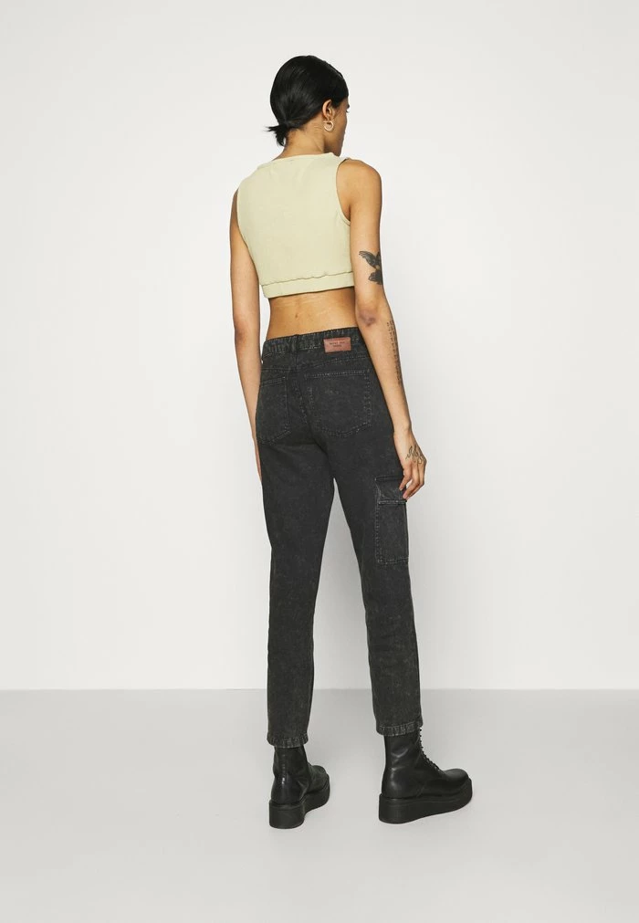 NA-KD JASMIN AZIZAM CROPPED SINGLET - Débardeur - Beige/khaki 3 NA-KD JASMIN AZIZAM CROPPED SINGLET - Débardeur - Beige/khaki – Image 3