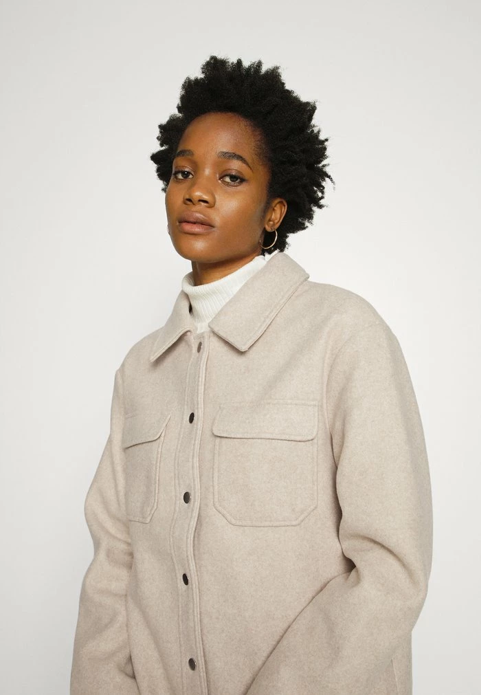 NA-KD PRESS BUTTON OVERSHIRT - Manteau Court - Light Beige 4 NA-KD PRESS BUTTON OVERSHIRT - Manteau Court - Light Beige – Image 4
