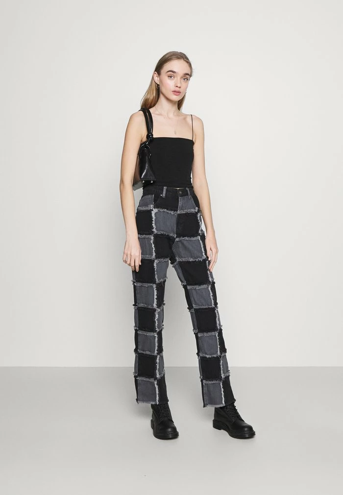 NA-KD SPAGHETTI STRAP CROPPED SINGLET - Débardeur - Black 2 NA-KD SPAGHETTI STRAP CROPPED SINGLET - Débardeur - Black – Image 2