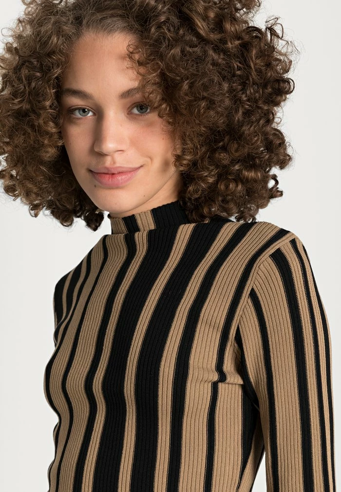 NA-KD CROPPED TURTLE NECK TOP - T-shirt à Manches Longues - Beige Print 5 NA-KD CROPPED TURTLE NECK TOP - T-shirt à Manches Longues - Beige Print – Image 5