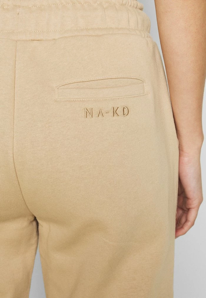 NA-KD LOGO BASIC - Pantalon De Survêtement - Nougat 4 NA-KD LOGO BASIC - Pantalon De Survêtement - Nougat – Image 4