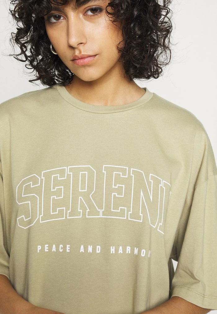 NA-KD SERENE - T-shirt Imprimé - Khaki 5 NA-KD SERENE - T-shirt Imprimé - Khaki – Image 5