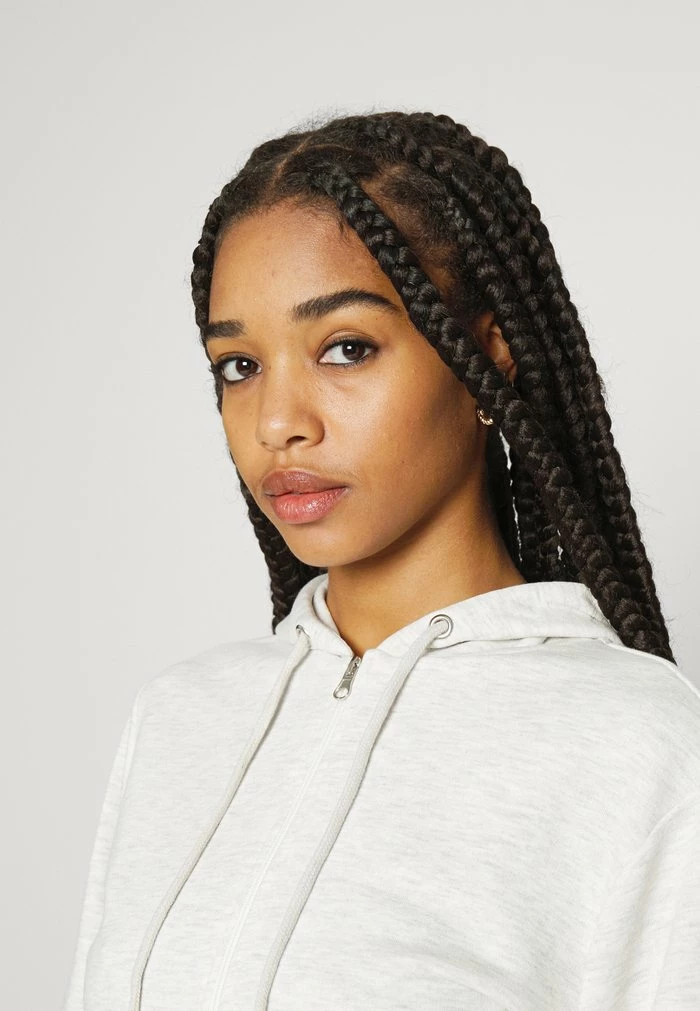 PAMELA REIF X NA-KD - ZIP DETAIL HOODIE - Sweat à Capuche Zippé - Grey Melange 5 PAMELA REIF X NA-KD - ZIP DETAIL HOODIE - Sweat à Capuche Zippé - Grey Melange – Image 5