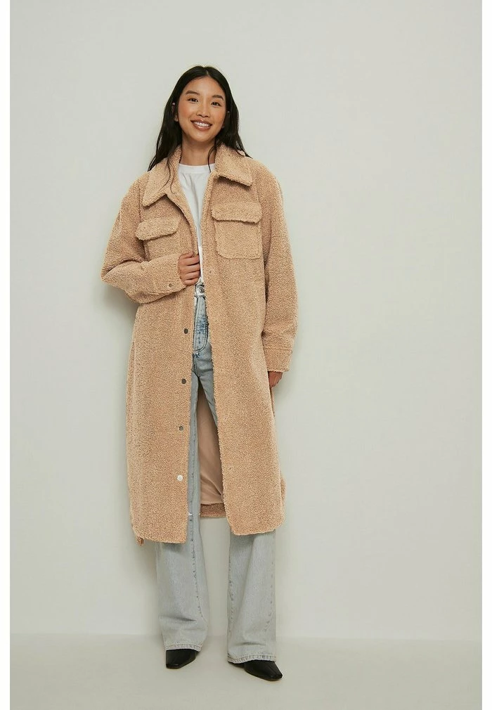 NA-KD TEDDYMANTEL MIT GÜRTEL - Veste D'hiver - Beige 1 NA-KD TEDDYMANTEL MIT GÜRTEL - Veste D'hiver - Beige