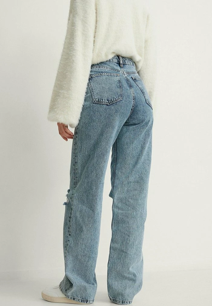 NA-KD MIT WEITEN BEINEN IM ACID WASH UND DESTROYED LOOK - Jean Flare - Mid Blue 3 NA-KD MIT WEITEN BEINEN IM ACID WASH UND DESTROYED LOOK - Jean Flare - Mid Blue – Image 3