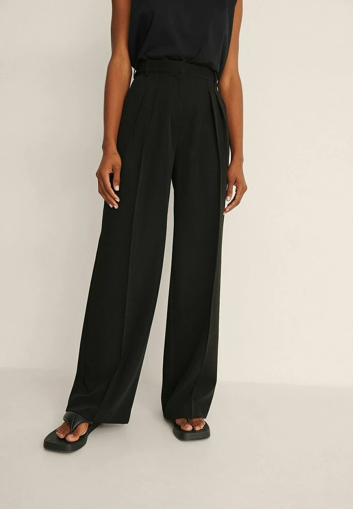 NA-KD MIT WEITEN BEINEN UND KNÖPFEN - Pantalon Classique - Black 1 NA-KD MIT WEITEN BEINEN UND KNÖPFEN - Pantalon Classique - Black