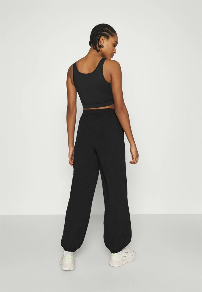 NA-KD X ZALANDO EXCLUSIVE - SPORTY FABRIC PANTS - Pantalon De Survêtement - Black 3 NA-KD X ZALANDO EXCLUSIVE - SPORTY FABRIC PANTS - Pantalon De Survêtement - Black – Image 3