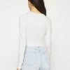NA-KD KEYHOLE CROPPED - T-shirt à Manches Longues - White -NA-KD Soldes Magasin 252d3f18fa98403a906da1bb825eb0ae