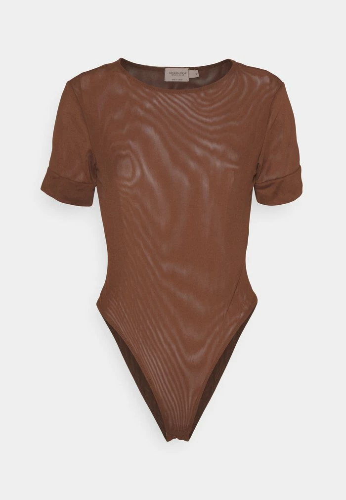 NA-KD MATHILDE GØHLER - T-shirt Basique - Dark Brown 4 NA-KD MATHILDE GØHLER - T-shirt Basique - Dark Brown – Image 4