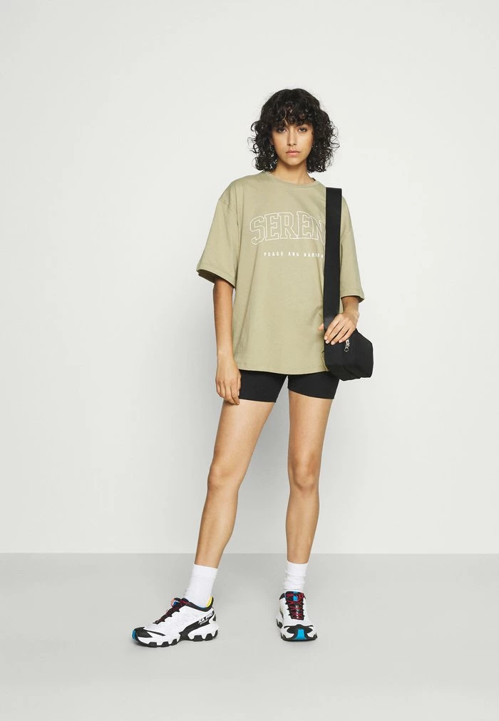 NA-KD SERENE - T-shirt Imprimé - Khaki 2 NA-KD SERENE - T-shirt Imprimé - Khaki – Image 2