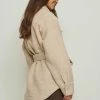 NA-KD GEBÜRSTETE MIT GÜRTEL - Veste Mi-saison - Light Beige -NA-KD Soldes Magasin 2d381f40ecad4f0ba230caba8ae7e759