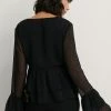 NA-KD DOBBY FLOUNCE BLOUSE-BLACK - Blouse - Black -NA-KD Soldes Magasin 2f4609efb2834e24bdc7bbeda2820be2