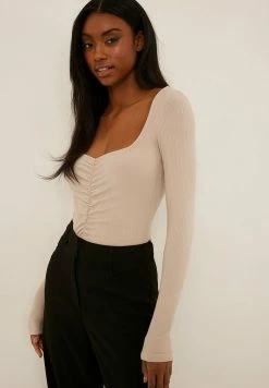 NA-KD MIT HERZAUSSCHNITT - Pullover - Beige