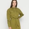 NA-KD BELTED DRESS - Robe De Jour - Moss Green
