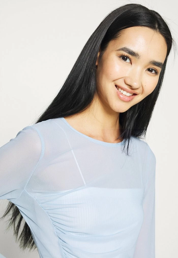 NA-KD ASYMMETRIC GATHERED - T-shirt à Manches Longues - Blue 5 NA-KD ASYMMETRIC GATHERED - T-shirt à Manches Longues - Blue – Image 5