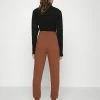 PAMELA REIF X NA-KD - SWEATPANTS - Pantalon De Survêtement - Brown 7 PAMELA REIF X NA-KD - SWEATPANTS - Pantalon De Survêtement - Brown -NA-KD Soldes Magasin 33c5ab7e08bc404eb7b98f78c586f0c7