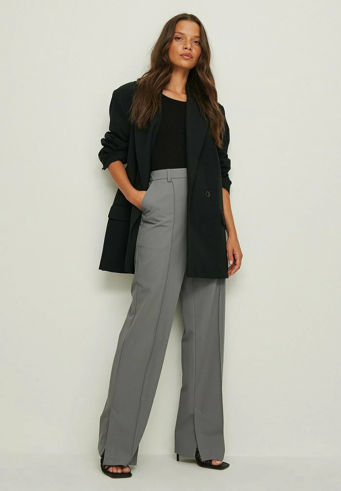NA-KD MIT SEITENSCHLITZ - Pantalon Classique - Grey 3 NA-KD MIT SEITENSCHLITZ - Pantalon Classique - Grey – Image 3