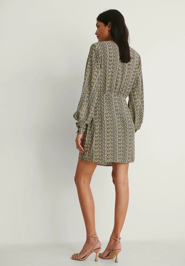 NA-KD Robe De Jour - Grey/yellow 3 NA-KD Robe De Jour - Grey/yellow – Image 3