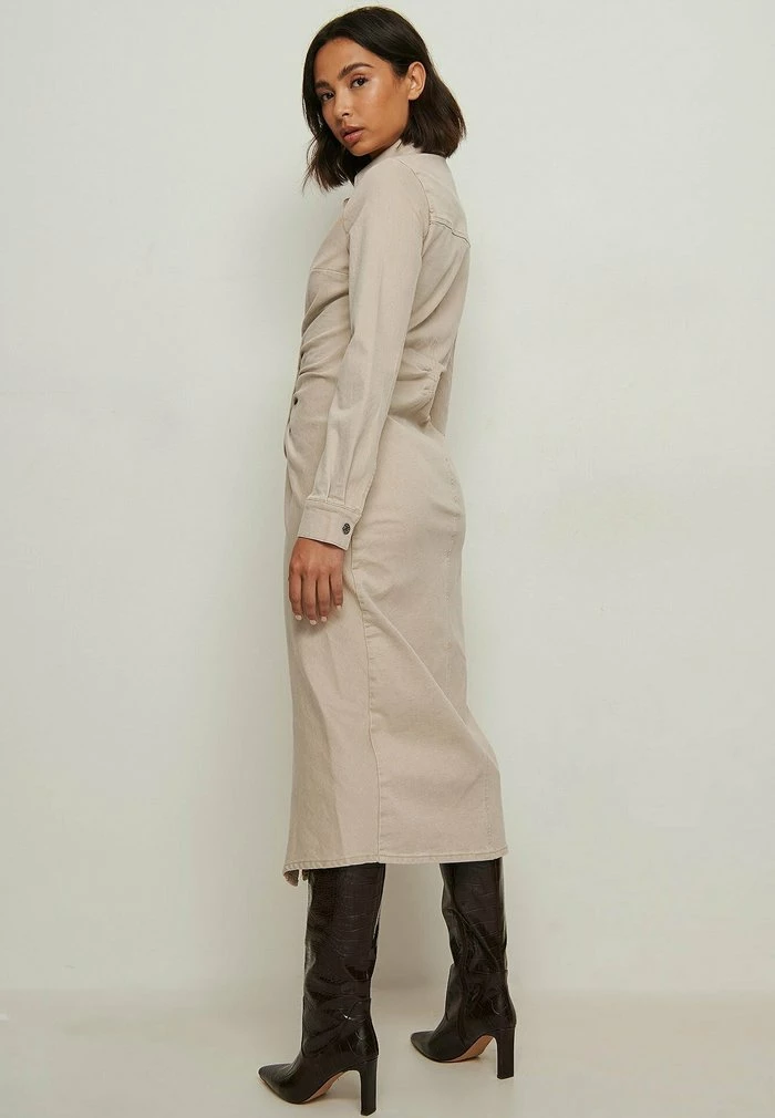 NA-KD Robe En Jean - Oat 2 NA-KD Robe En Jean - Oat – Image 2