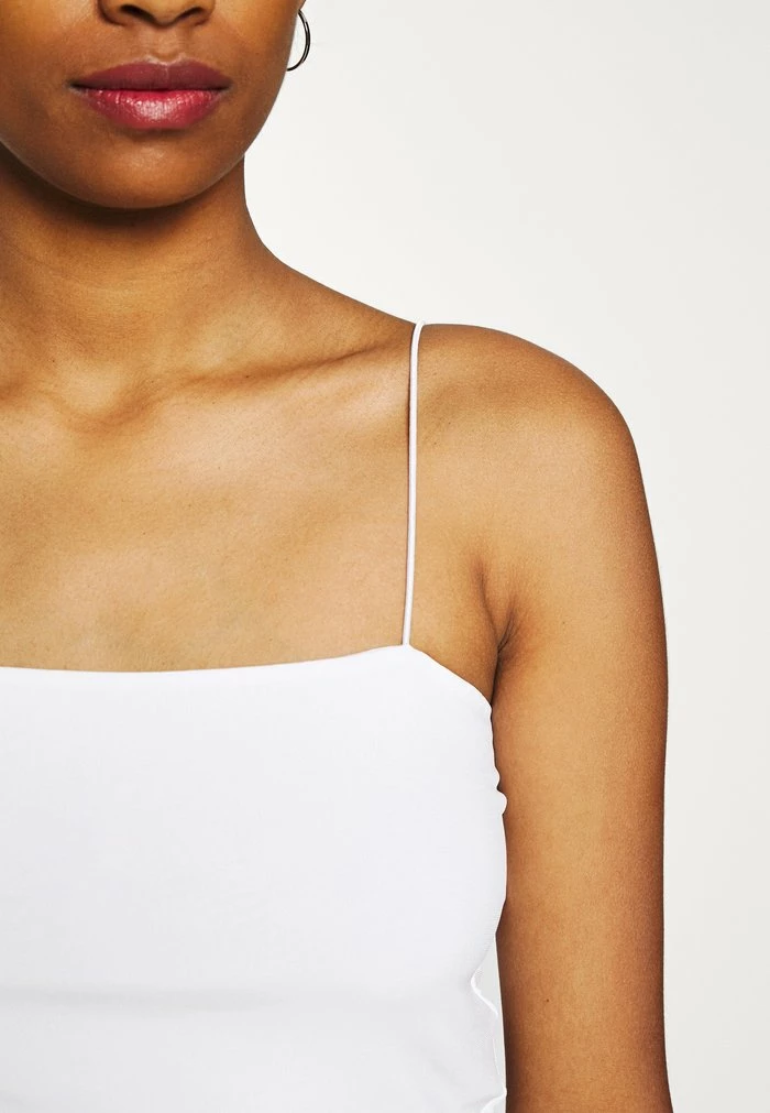NA-KD SPAGHETTI STRAP CROPPED SINGLET - Débardeur - White 5 NA-KD SPAGHETTI STRAP CROPPED SINGLET - Débardeur - White – Image 5