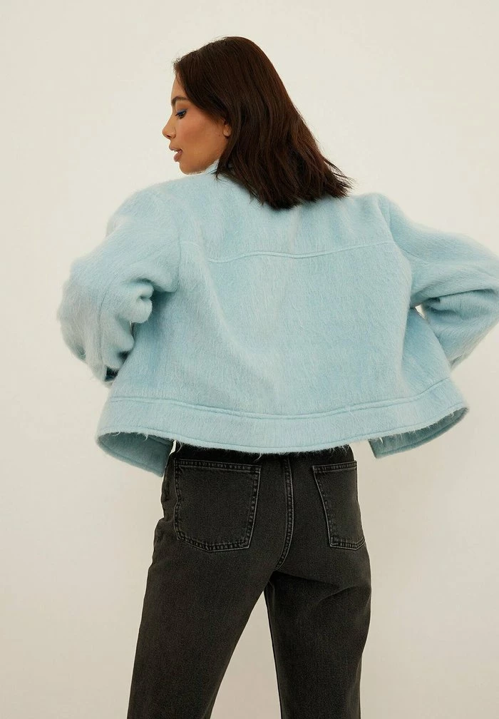 NA-KD Veste En Jean - Baby Blue 3 NA-KD Veste En Jean - Baby Blue – Image 3