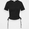 NA-KD CUT OUT CROPPED - T-shirt Imprimé - Black -NA-KD Soldes Magasin 563b8ae04f954a7487acb51e98123a13