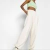 NA-KD X ZALANDO EXCLUSIVE - LOOSE FIT PANTS - Pantalon De Survêtement - Off-white 11 NA-KD X ZALANDO EXCLUSIVE - LOOSE FIT PANTS - Pantalon De Survêtement - Off-white -NA-KD Soldes Magasin 581836cbf6c943fd872c264d74e43dfe