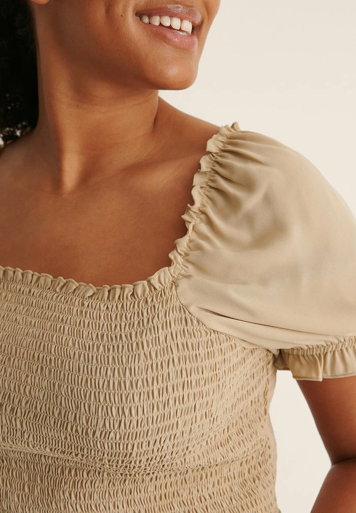 NA-KD SMOCKED - T-shirt Imprimé - Beige 4 NA-KD SMOCKED - T-shirt Imprimé - Beige – Image 4