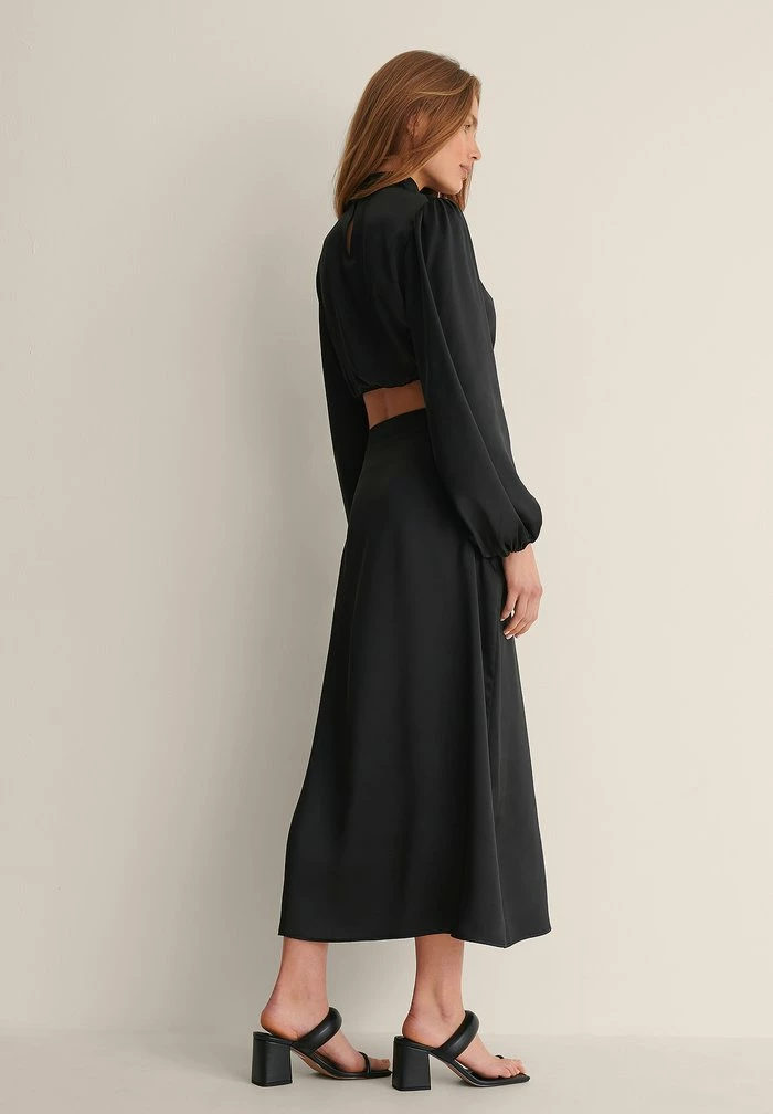 NA-KD HIGH SLIT SATIN SKIRT - Jupe Trapèze - Black 4 NA-KD HIGH SLIT SATIN SKIRT - Jupe Trapèze - Black – Image 4