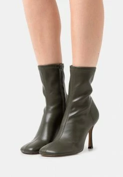 NA-KD ROUNDED TOE BOOTS - Bottines à Talons Hauts - Deep Khaki