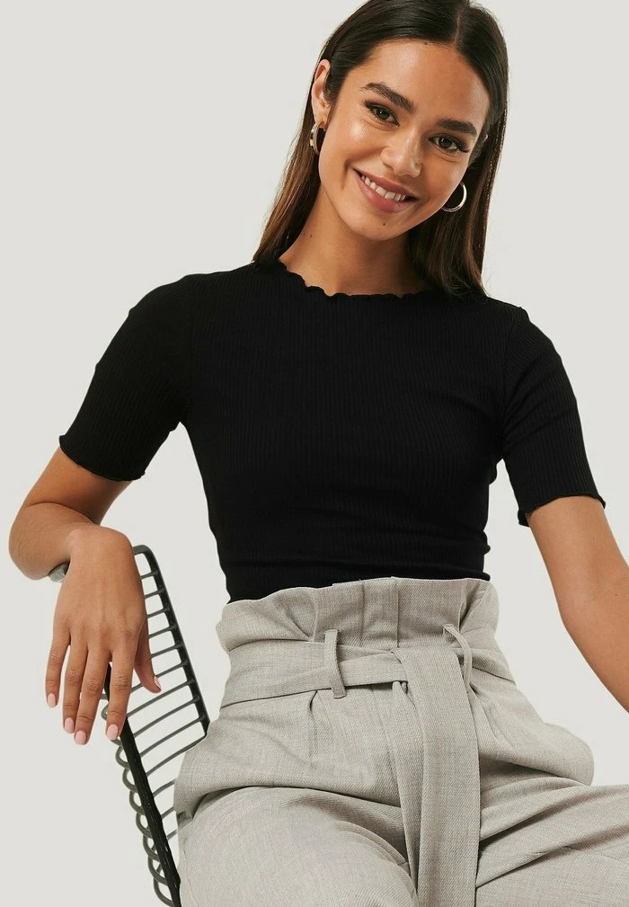 NA-KD BABYLOCK - T-shirt Basique - Black 3 NA-KD BABYLOCK - T-shirt Basique - Black – Image 3