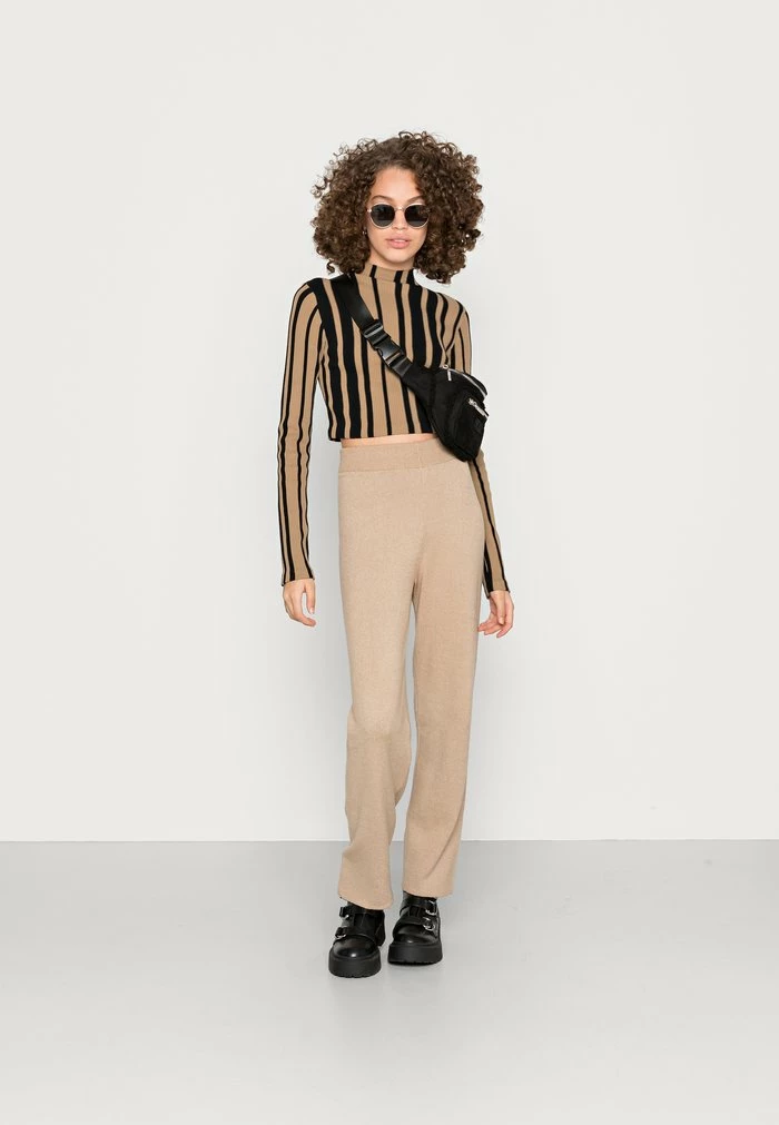 NA-KD CROPPED TURTLE NECK TOP - T-shirt à Manches Longues - Beige Print 2 NA-KD CROPPED TURTLE NECK TOP - T-shirt à Manches Longues - Beige Print – Image 2