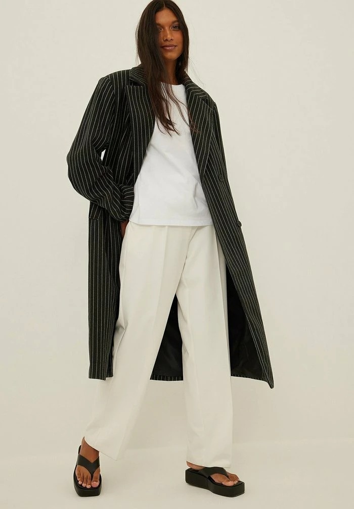 NA-KD MIT NADELSTREIFEN - Manteau Classique - Black/white 1 NA-KD MIT NADELSTREIFEN - Manteau Classique - Black/white