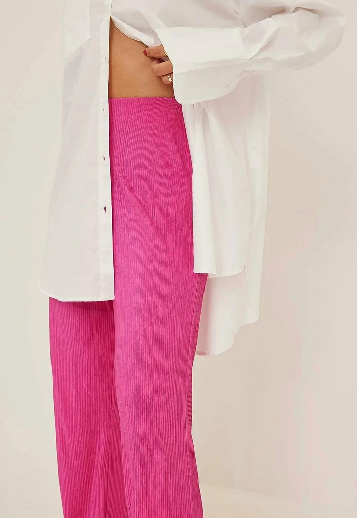 NA-KD PLISSIERTE - Pantalon Classique - Pink 3 NA-KD PLISSIERTE - Pantalon Classique - Pink – Image 3