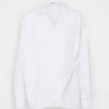 NA-KD OVERSIZED OVERLAP BLOUSE - Blouse - White -NA-KD Soldes Magasin 7fe707885935494bb6c62c1bf4e088ee