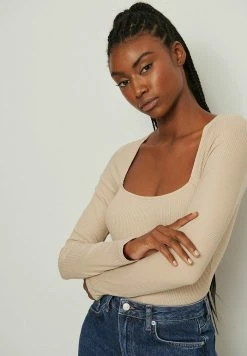 NA-KD MIT ECKIGEM AUSSCHNITT - T-shirt à Manches Longues - Beige