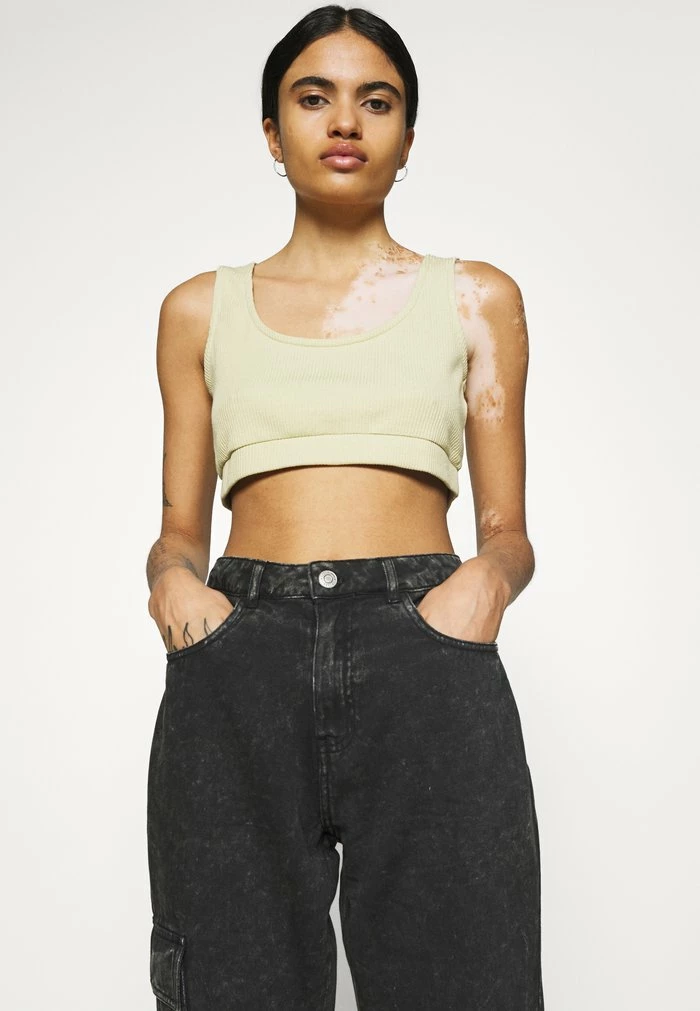 NA-KD JASMIN AZIZAM CROPPED SINGLET - Débardeur - Beige/khaki 4 NA-KD JASMIN AZIZAM CROPPED SINGLET - Débardeur - Beige/khaki – Image 4