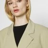 NA-KD MATHILDE GØHLER X CROPPED BOXY - Blazer - Khaki -NA-KD Soldes Magasin 86290cf84af747b18ce364015502f7bc