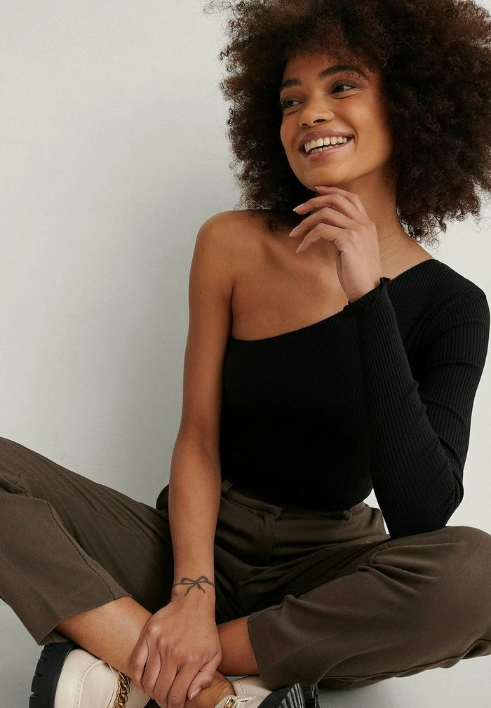 NA-KD BABYLOCK OBERTEIL EINSEITIG SCHU - T-shirt à Manches Longues - Black 4 NA-KD BABYLOCK OBERTEIL EINSEITIG SCHU - T-shirt à Manches Longues - Black – Image 4