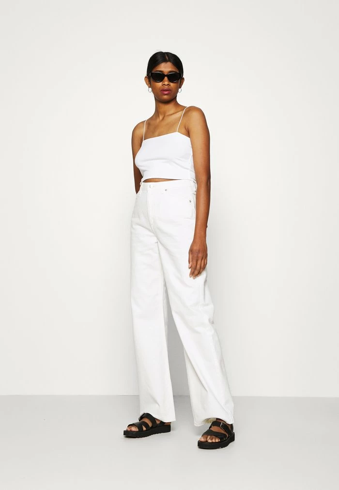 NA-KD SPAGHETTI STRAP CROPPED SINGLET - Débardeur - White 2 NA-KD SPAGHETTI STRAP CROPPED SINGLET - Débardeur - White – Image 2