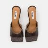 NA-KD ROUNDED STRAP MULES - Mules à Talons - Brown Glossy -NA-KD Soldes Magasin 92e01e89a88e4be88d7282b4902714c8