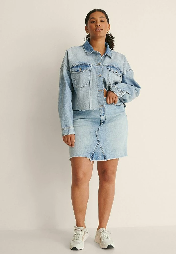 NA-KD MIT GROBEM SAUM - Veste En Jean - Light Blue 2 NA-KD MIT GROBEM SAUM - Veste En Jean - Light Blue – Image 2