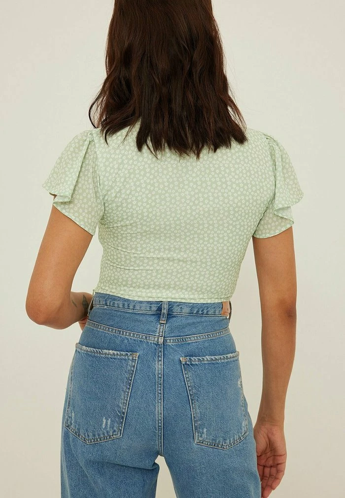 NA-KD Blouse - Green Flower 2 NA-KD Blouse - Green Flower – Image 2