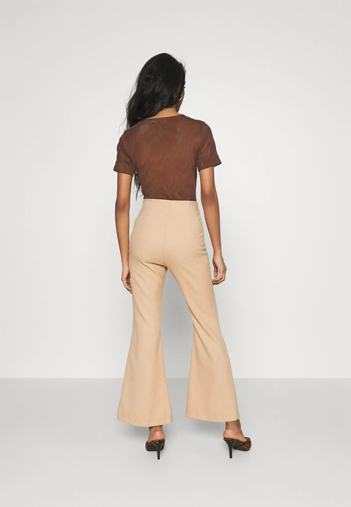 NA-KD MATHILDE GØHLER - T-shirt Basique - Dark Brown 3 NA-KD MATHILDE GØHLER - T-shirt Basique - Dark Brown – Image 3