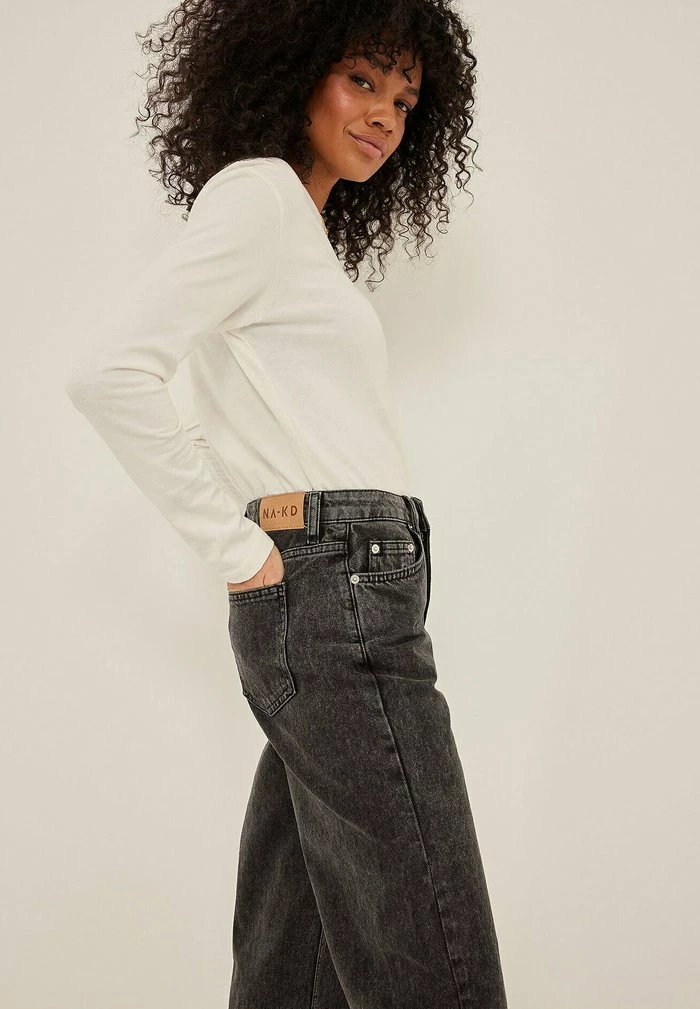 NA-KD MIT WEITEN BEINEN UND MITTELHOHER TAILLE - Jean Flare - Vintage Grey 4 NA-KD MIT WEITEN BEINEN UND MITTELHOHER TAILLE - Jean Flare - Vintage Grey – Image 4