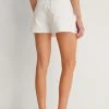 NA-KD RAW HEM BUTTONED - Short En Jean - White -NA-KD Soldes Magasin 9d204aa622ed4b4f9c8b2930d4ae615f