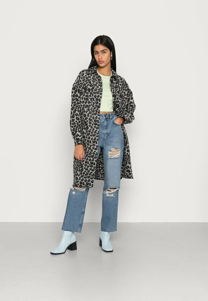 NA-KD DESTROYED DETAIL HIGH WAIST STRAIGHT - Jean Boyfriend - Mid Blue 2 NA-KD DESTROYED DETAIL HIGH WAIST STRAIGHT - Jean Boyfriend - Mid Blue – Image 2