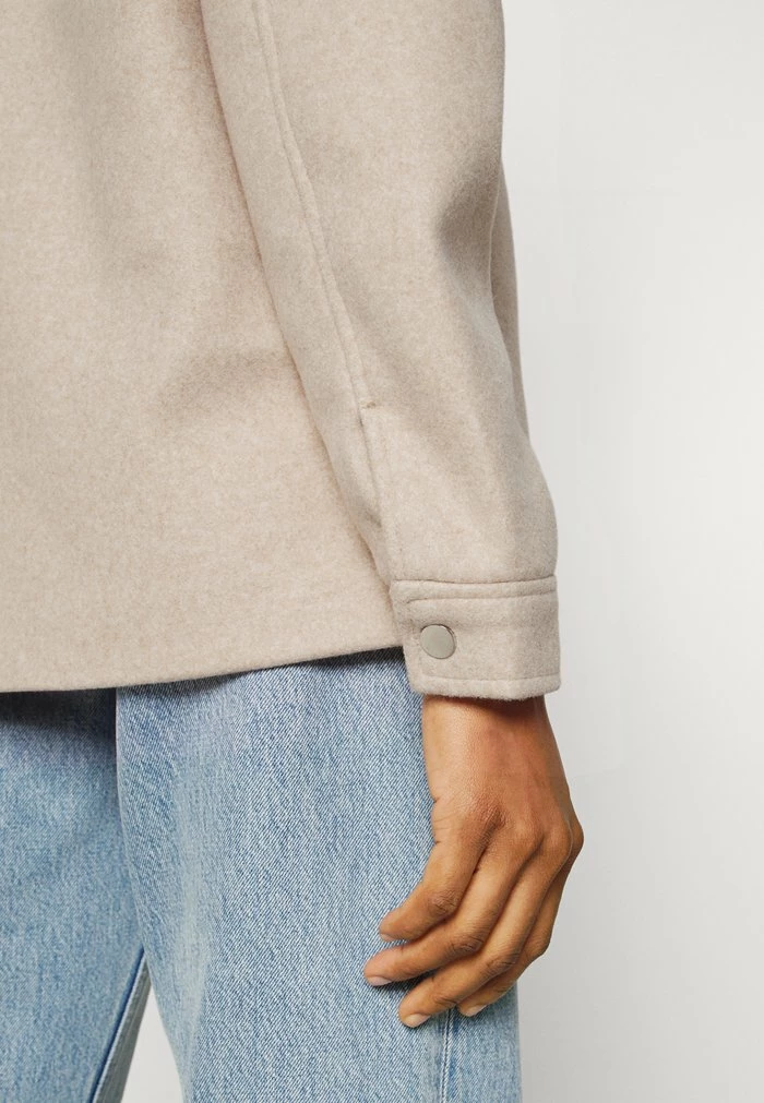 NA-KD PRESS BUTTON OVERSHIRT - Manteau Court - Light Beige 6 NA-KD PRESS BUTTON OVERSHIRT - Manteau Court - Light Beige – Image 6